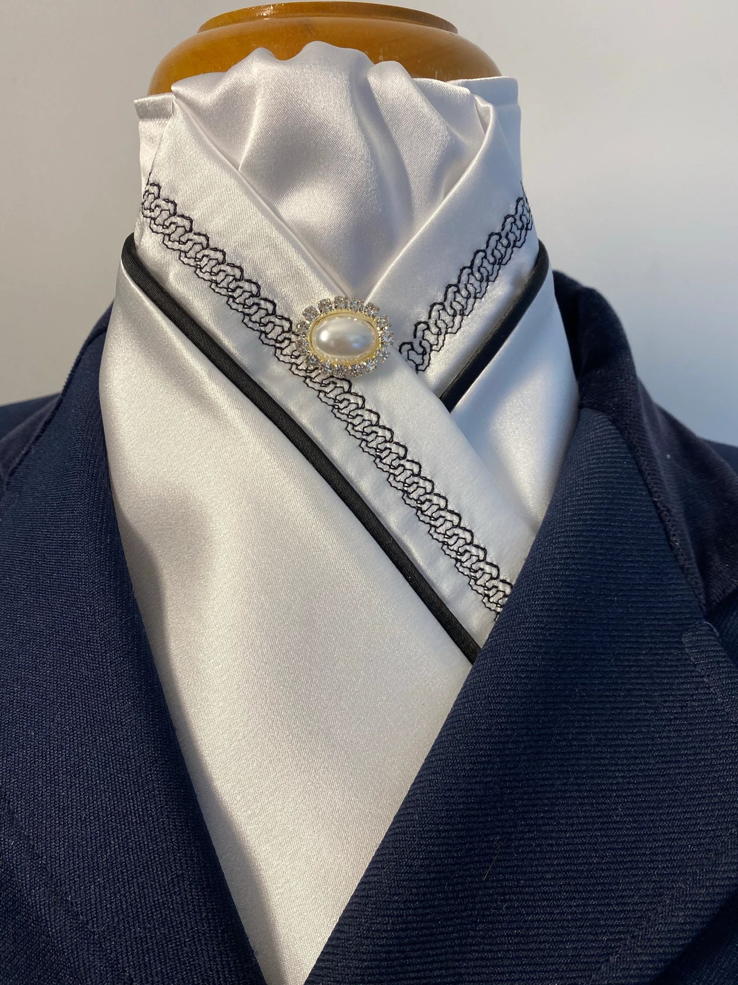 HHD White Chain Embroidered Stock Tie